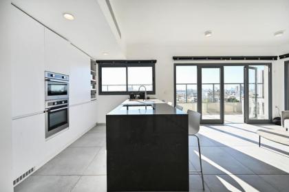 Glamorous 3BR Penthouse near Rothschild Boulevard - image 2