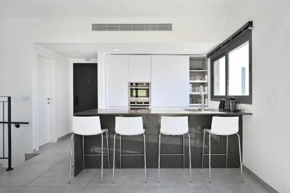 Glamorous 3BR Penthouse near Rothschild Boulevard - image 3