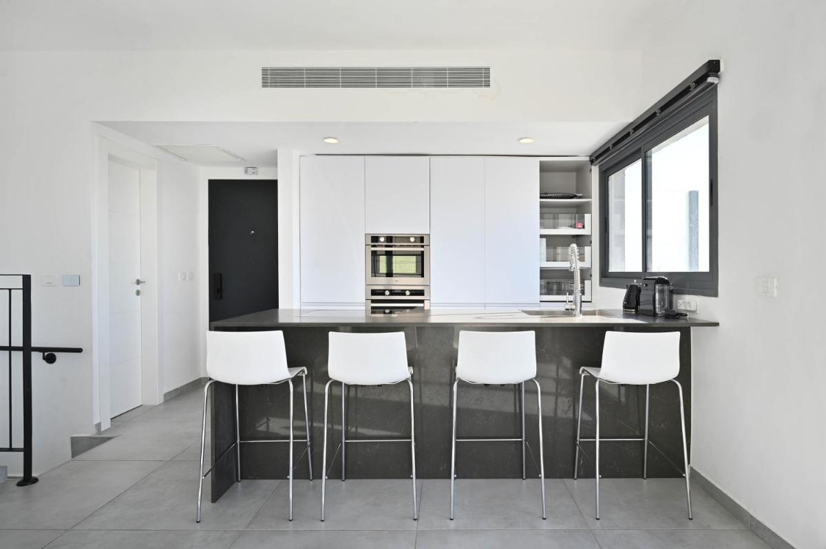 Glamorous 3BR Penthouse near Rothschild Boulevard - image 3