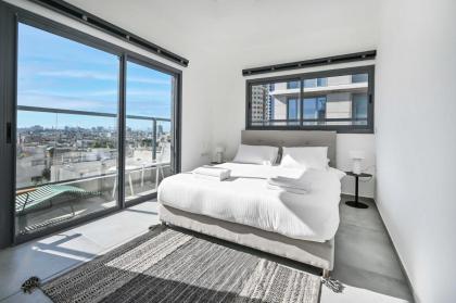 Glamorous 3BR Penthouse near Rothschild Boulevard - image 8
