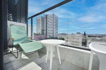 Glamorous 3BR Penthouse near Rothschild Boulevard - image 9