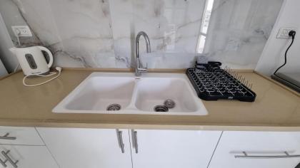 New Stylish Apartment with Balcony Close to Tel Aviv - image 11
