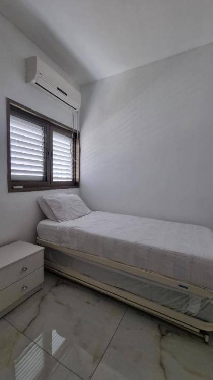 New Stylish Apartment with Balcony Close to Tel Aviv - image 2