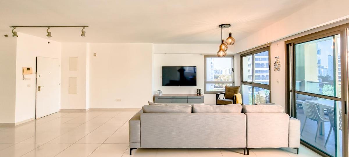 Spacious Condo in New North by FeelHome - image 5