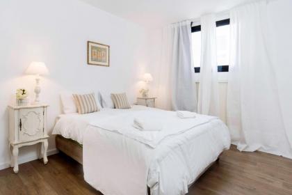 Modern & Bright 3BR Apt by Sea N' Rent - image 16