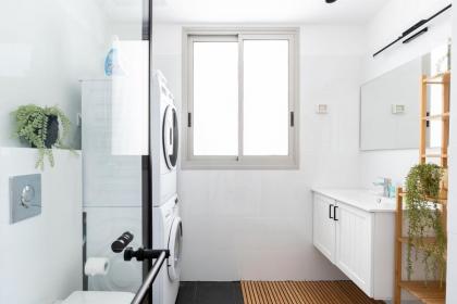 Bright & Chic Apartment with Mamad in the City by Sea N' Rent - image 16