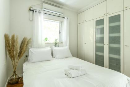 Country Style 3BR Apartment 2min from the Beach by Sea N' Rent - image 19