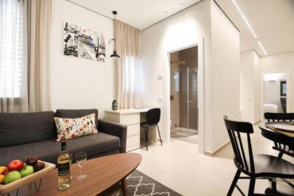 Cozy Apartment in the Heart of Tel Aviv Sea N' Rent - image 10