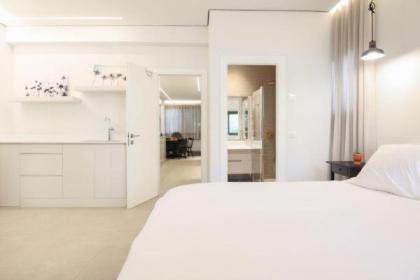 Cozy Apartment in the Heart of Tel Aviv Sea N' Rent - image 2