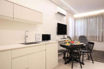 Cozy Apartment in the Heart of Tel Aviv Sea N' Rent - image 4