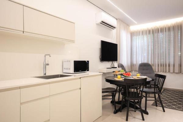 Cozy Apartment in the Heart of Tel Aviv Sea N' Rent - image 4