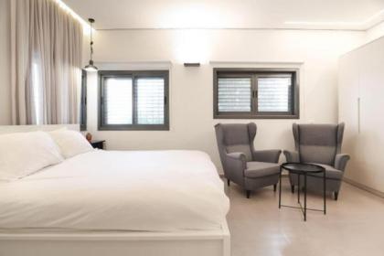 Cozy Apartment in the Heart of Tel Aviv Sea N' Rent - image 5