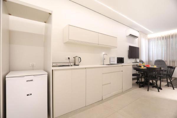 Cozy Apartment in the Heart of Tel Aviv Sea N' Rent - image 6