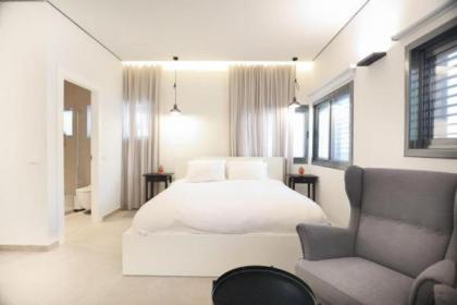 Cozy Apartment in the Heart of Tel Aviv Sea N' Rent - image 7