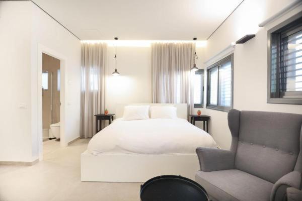 Cozy Apartment in the Heart of Tel Aviv Sea N' Rent - image 7