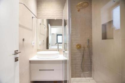Cozy Apartment in the Heart of Tel Aviv Sea N' Rent - image 8