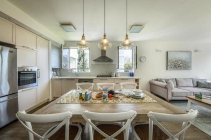 Chic 2BR Apt w Large Windows in Tel Aviv Old North Sea N' Rent - image 8