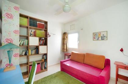 Lovely 2BR Apt w Balcony in Neve Tzedek Area Sea N' Rent - image 16
