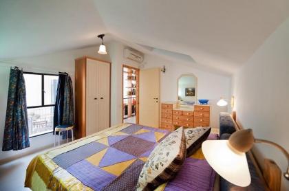 Lovely 2BR Apt w Balcony in Neve Tzedek Area Sea N' Rent - image 3