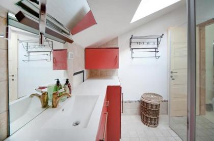 Lovely 2BR Apt w Balcony in Neve Tzedek Area Sea N' Rent - image 7