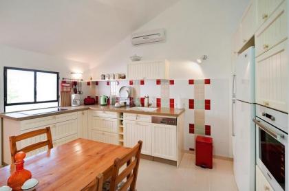 Lovely 2BR Apt w Balcony in Neve Tzedek Area Sea N' Rent - image 8