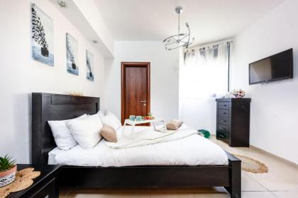 Stunning 2BR Apt w Balcony in City Center by Sea N' Rent - image 11