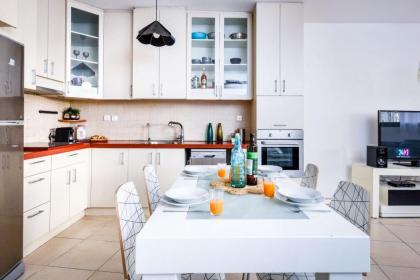 Stunning 2BR Apt w Balcony in City Center by Sea N' Rent - image 12