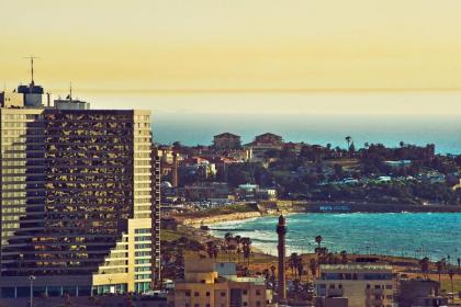 Stunning 2BR Apt w Balcony in City Center by Sea N' Rent - image 19