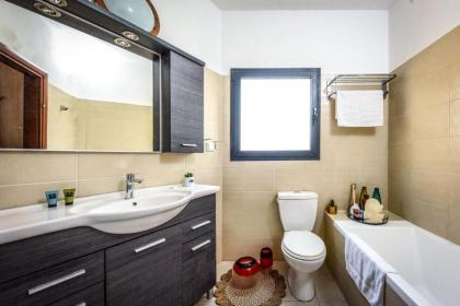 Stunning 2BR Apt w Balcony in City Center by Sea N' Rent - image 4