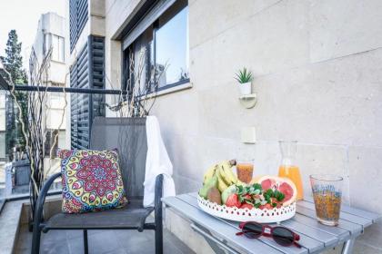 Stunning 2BR Apt w Balcony in City Center by Sea N' Rent - image 5