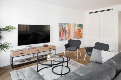Spacious & Modern 3BD Apartment 2-min From Beach by Sea N' Rent - image 10