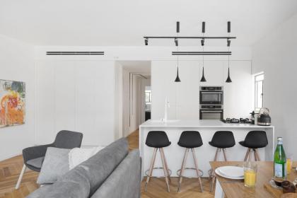 Spacious & Modern 3BD Apartment 2-min From Beach by Sea N' Rent - image 13