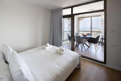Grand Sea View Retreat by Sea N' Rent - image 14