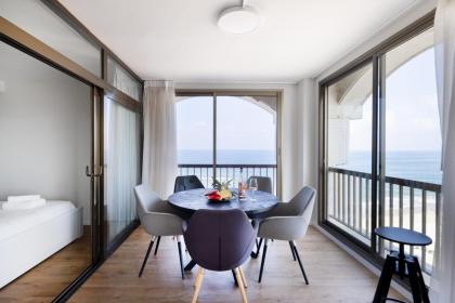 Grand Sea View Retreat by Sea N' Rent - image 20