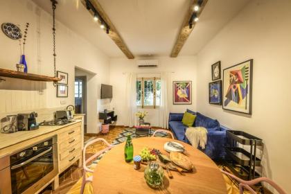 Rustic 1 BR Apt w Cozy Backyard in City Center by Sea N' Rent