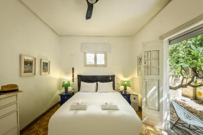 Rustic 1 BR Apt w Cozy Backyard in City Center by Sea N' Rent - image 10