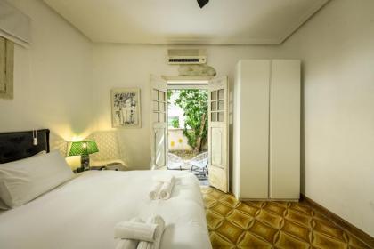 Rustic 1 BR Apt w Cozy Backyard in City Center by Sea N' Rent - image 11