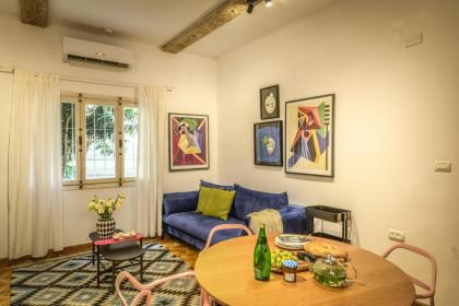 Rustic 1 BR Apt w Cozy Backyard in City Center by Sea N' Rent - image 6