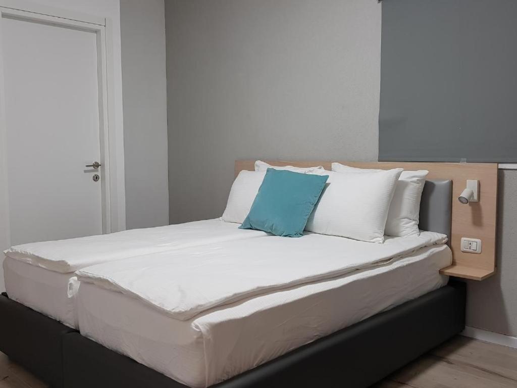 Airport Guest House - image 6