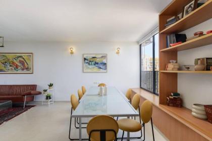 Neta's Central Gem with Bomb Shelter in Tel Aviv - image 13