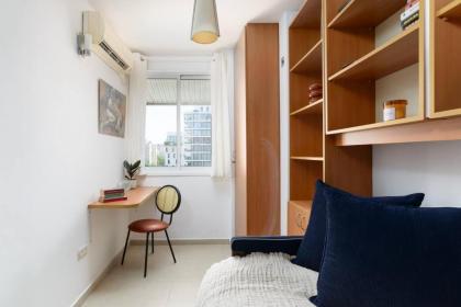 Neta's Central Gem with Bomb Shelter in Tel Aviv - image 20