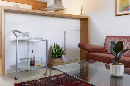 Neta's Central Gem with Bomb Shelter in Tel Aviv - image 8