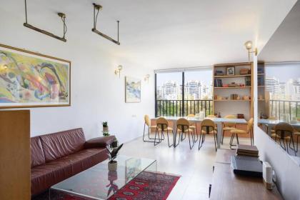 Neta's Central Gem with Bomb Shelter in Tel Aviv - image 9