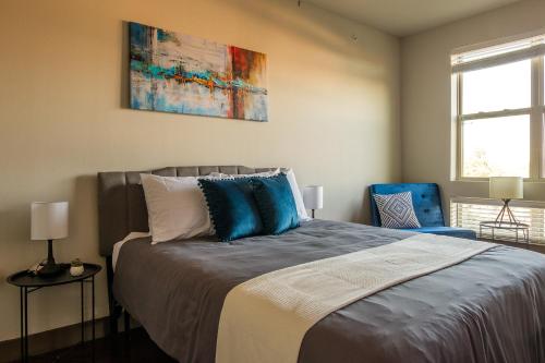 Modern and Walkable Studio Apts by Frontdesk - image 2