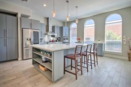 Upscale EaDo Townhome - Walk to BBVA and Bars! - image 2