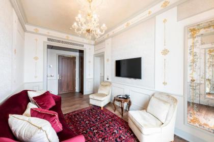 Hotel Monaco & Grand Canal - image 10