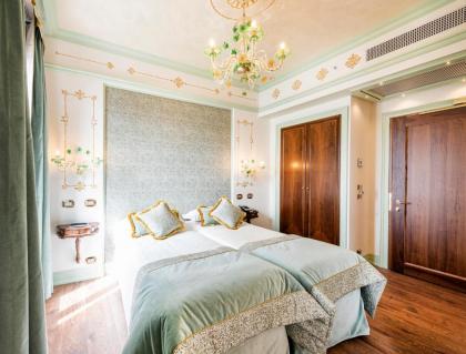 Hotel Monaco & Grand Canal - image 19