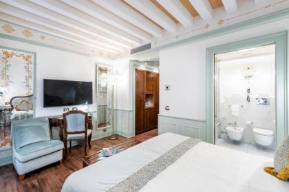 Hotel Monaco & Grand Canal - image 2