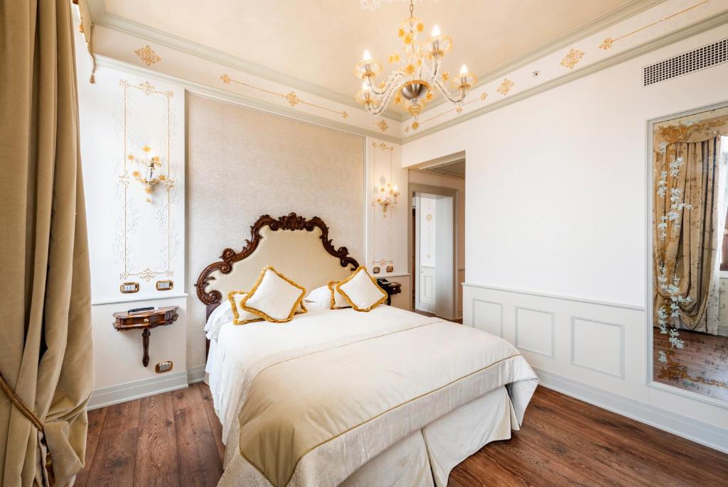 Hotel Monaco & Grand Canal - image 3