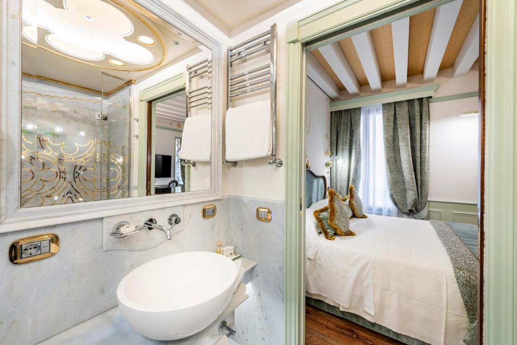 Hotel Monaco & Grand Canal - image 6